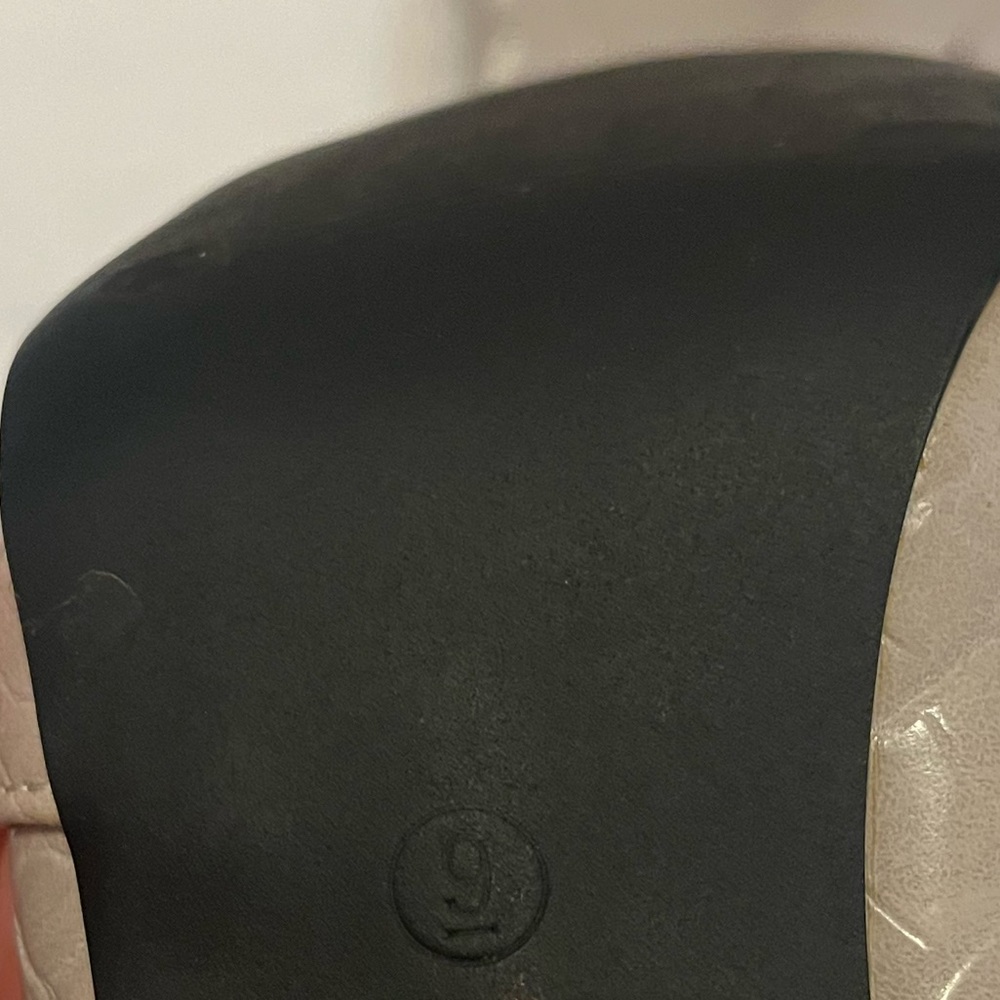 Grey Crocodile-Embossed heeled Ankle Boots size 9! Like new - Picture 7 of 8